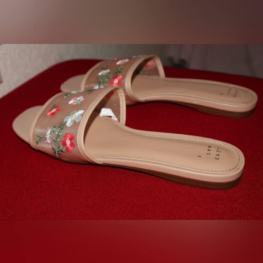 A New Day Tan Floral Embroidered Slide Sandals. Women's 7 1/2. NWOT. - Picture 4 of 8